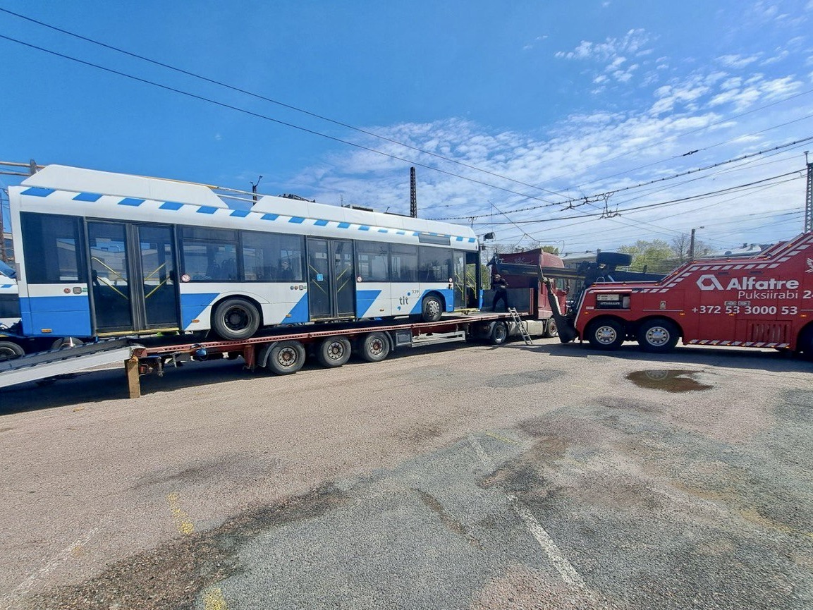Trolleybus loading in Tallinn